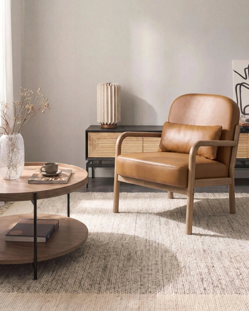 Poltrona in pelle marrone dorato con struttura in legno stile Mid-Century e Moderno