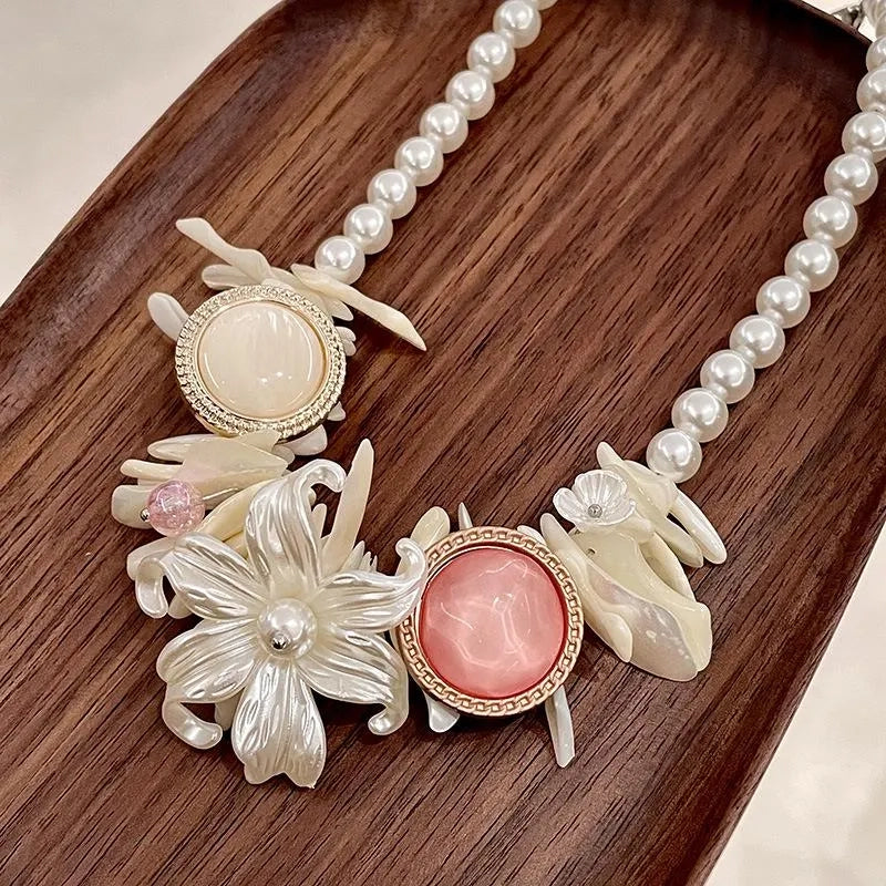 Collana di perle a forma di fiore in conchiglia, realizzata a mano: design naturale e irregolare