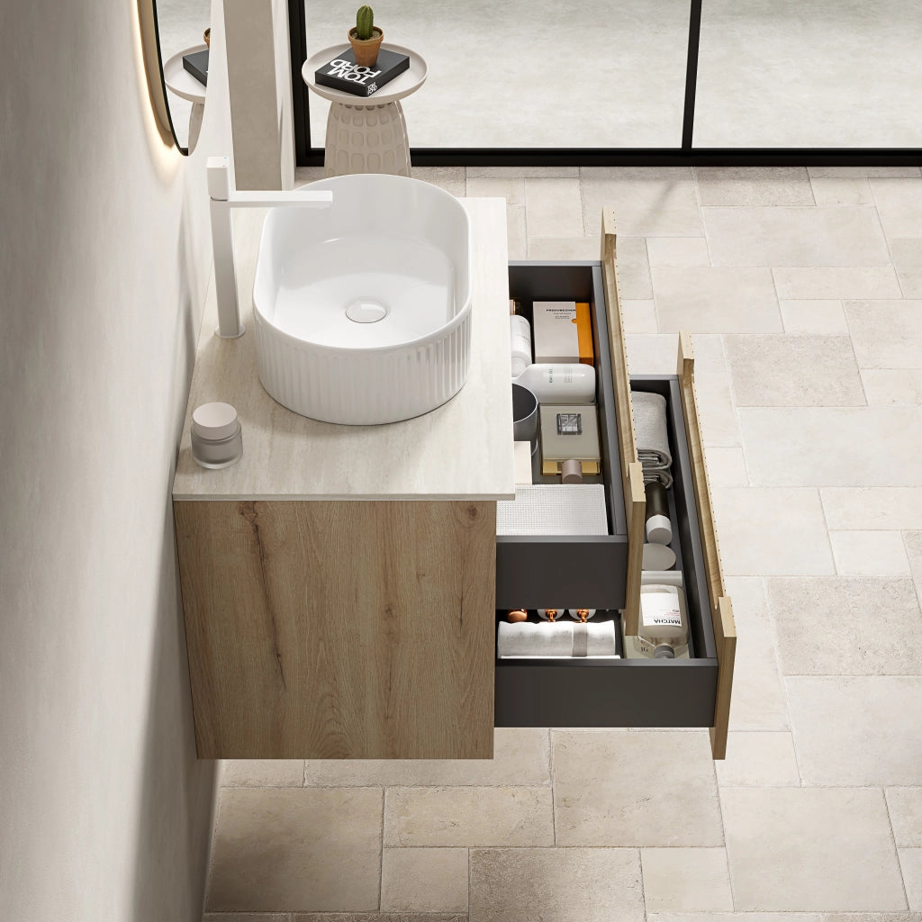 Mobile bagno sospeso con 2 cassetti soft close e lavabo ovale; piano effetto travertino per bagno; bianco e rovere bianco