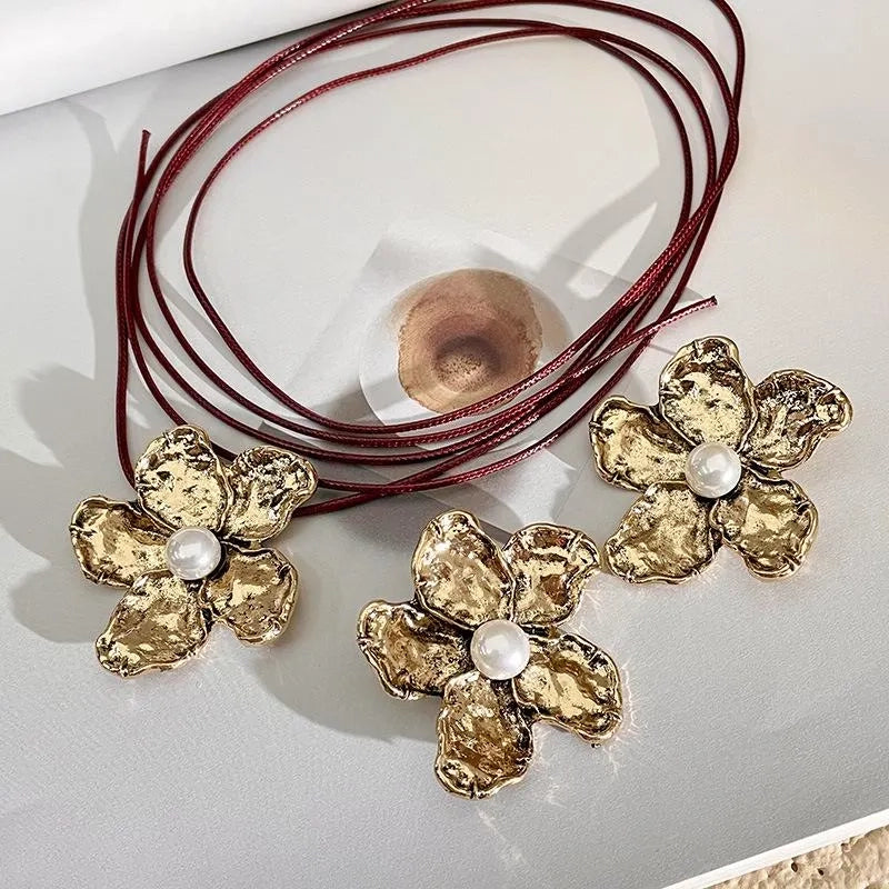 Collana e orecchini con ciondolo a fiore in oro fatti a mano e perle, regalo di Natale o compleanno.