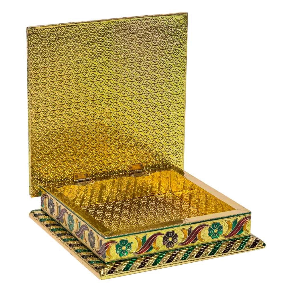Portagioie in metallo dorato sbalzato 20x20x6h