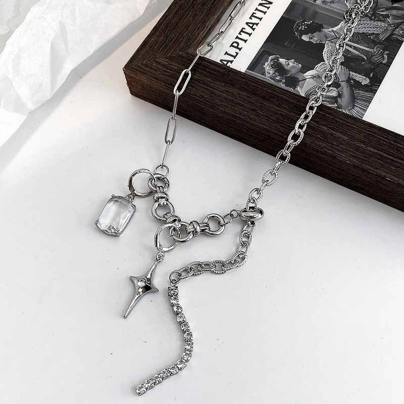 Collana con nappa estraibile riconfigurabile a forma di stella scintillante