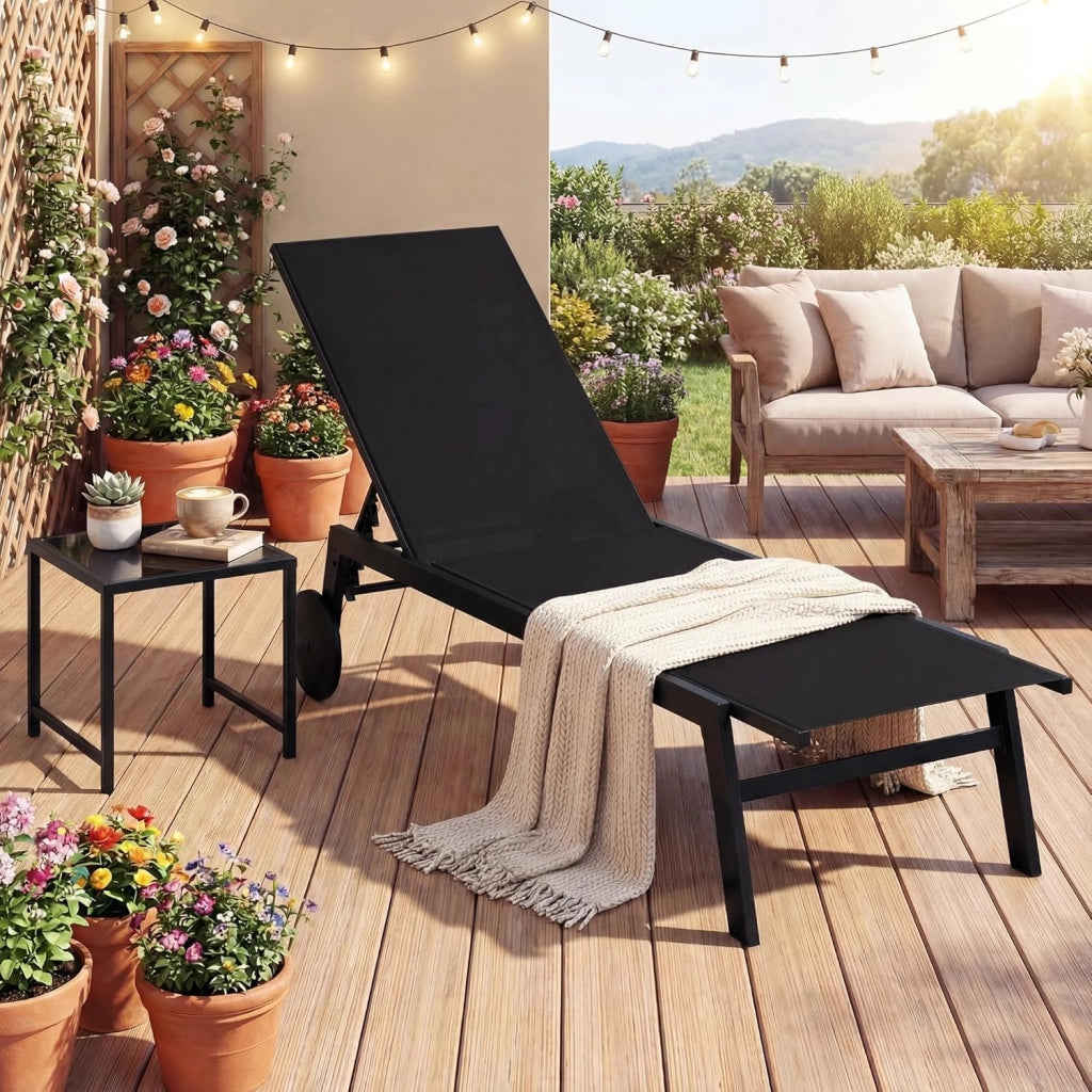 Lettino da giardino con ruote e tavolino, resistente alle intemperie, con schienale regolabile in 6 posizioni, sedia a sdraio con telaio in metallo fino a 150 kg, per giardino, terrazza
