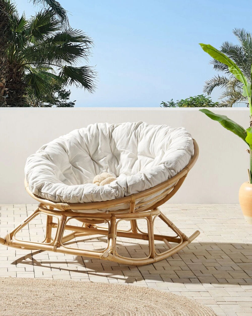 Sedia a dondolo in rattan beige chiaro cuscini  tessuto cotone media resistenza per interni esterni naturali giardino patio balcone