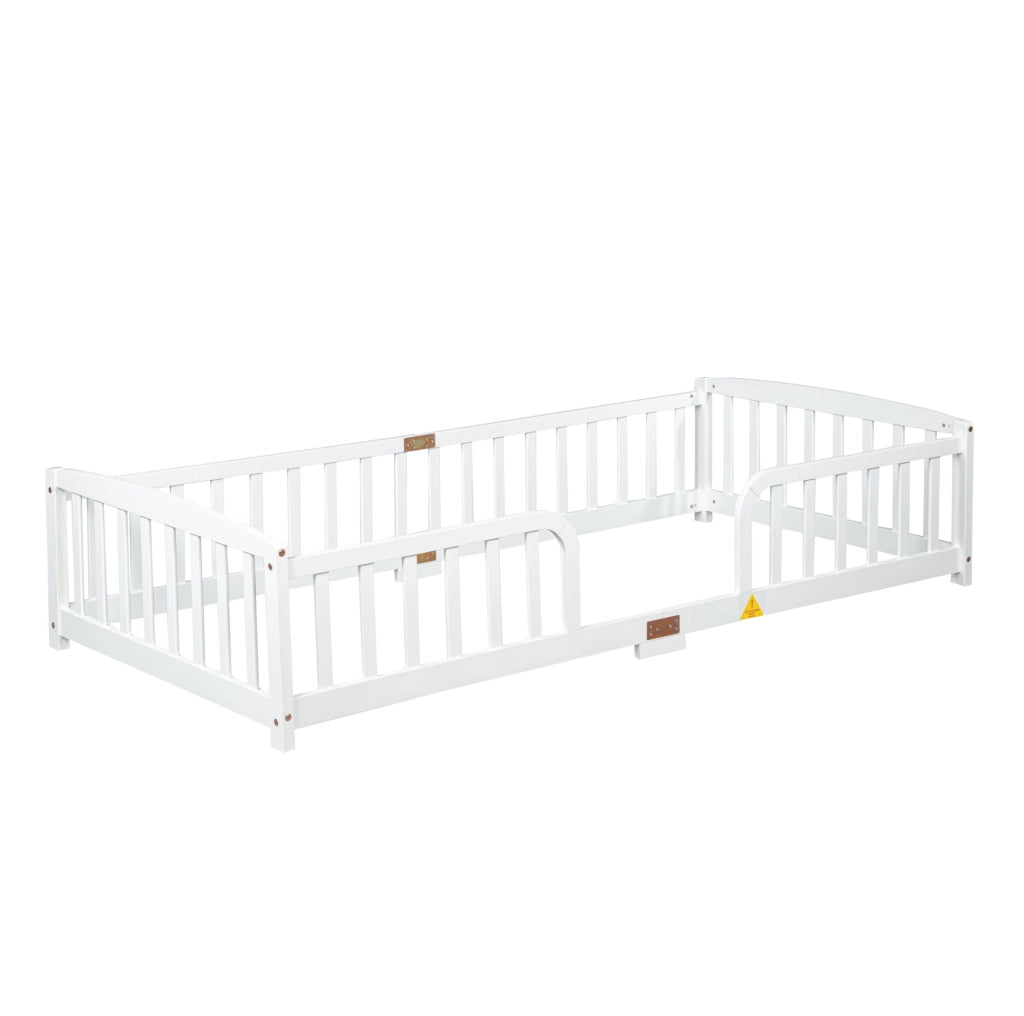 Letto a pavimento 90x200 cm con ingresso centrale; legno di pino e multistrato bianco