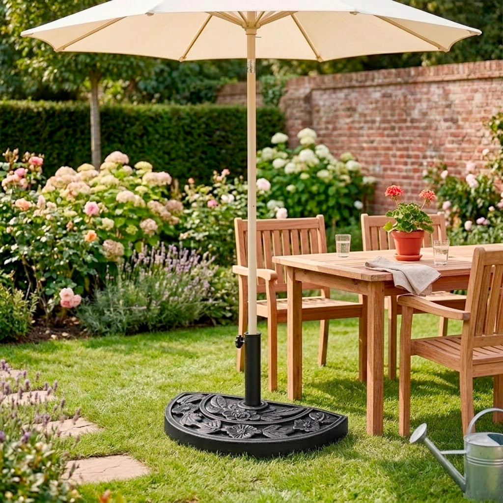 Base Ombrellone Semicircolare Motivo Floreale In Cemento HDPE E Metallo Supporto Per Palo Ø 38/48 Mm Ideale per Balcone Terrazza Giardino Resistente Intemperie 50 x 31 x 7 Cm Nero