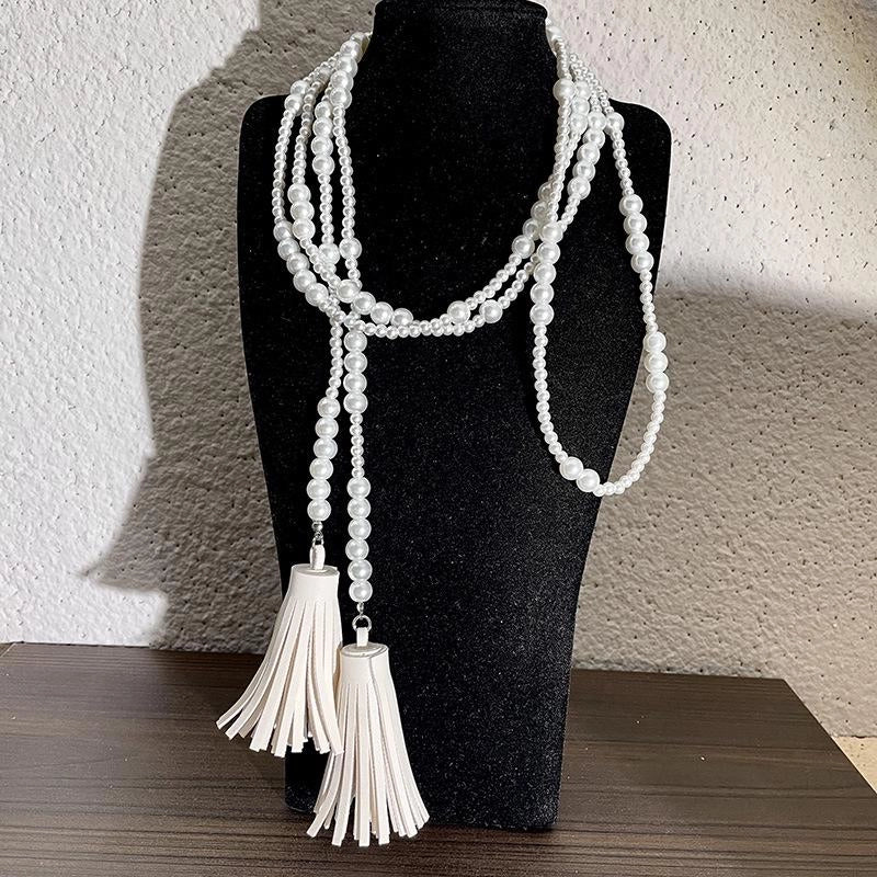 Collana lunga vintage con perline bianche e nappa, regalo di Natale o compleanno.