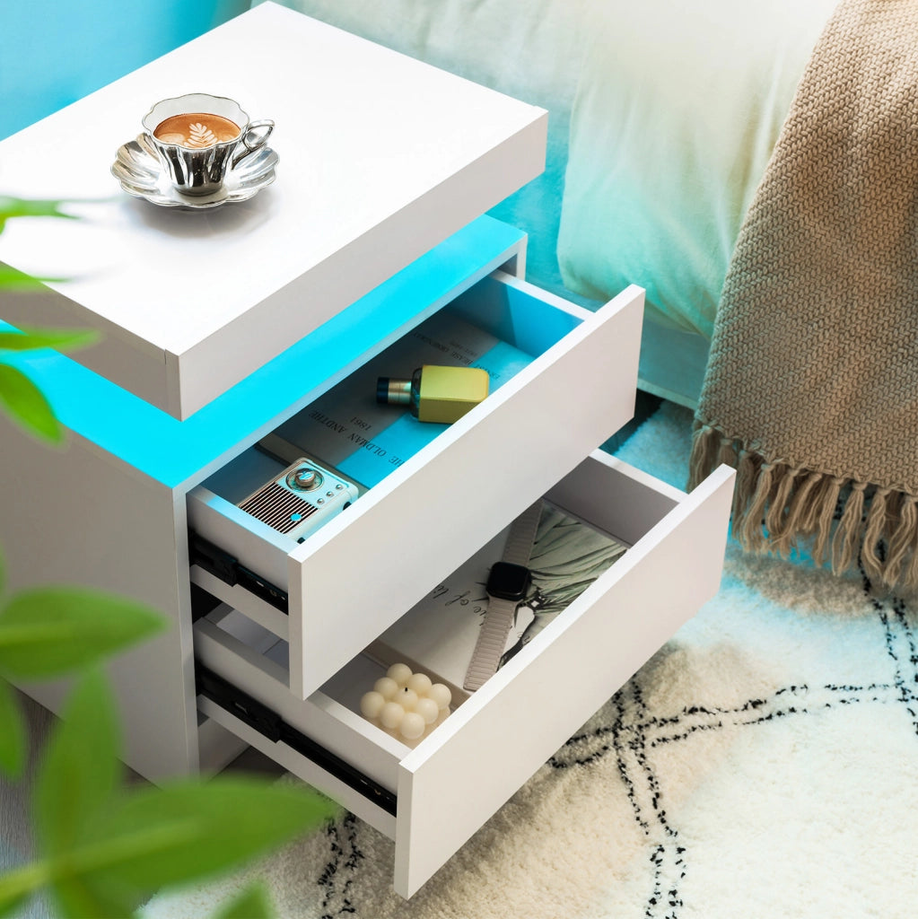 Comodino bianco con LED multicolore regolabile; vano aperto e 2 cassetti