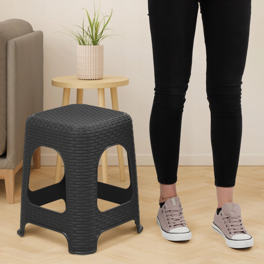 Sgabello da cucina KADAX con base antiscivolo, portata massima 120 kg.