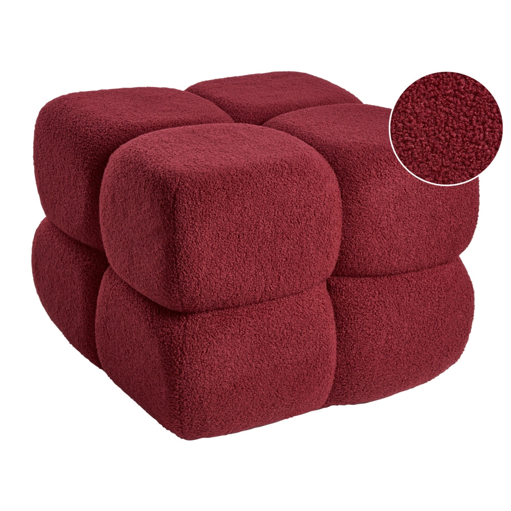 Pouf quadrato in bouclé rosso elemento d'arredo moderno per salotto o camera da letto