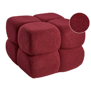Pouf quadrato in bouclé rosso elemento d'arredo moderno per salotto o camera da letto