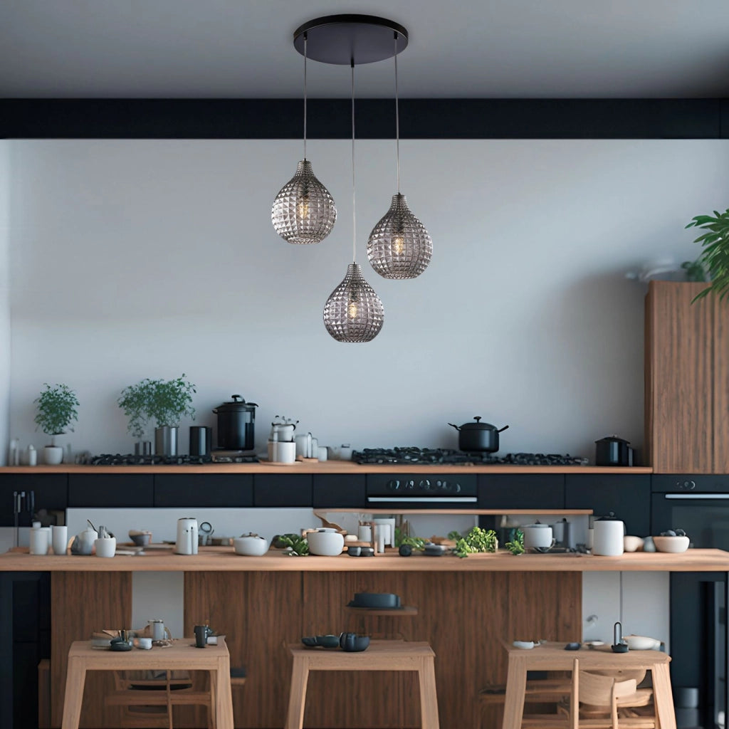 Sospensione in ferro laccato nero e montatura cromo con cavi elettrici regolabili e diffusori in vetro soffiato grigio specchiato con decoro effetto cristallo 3 luci