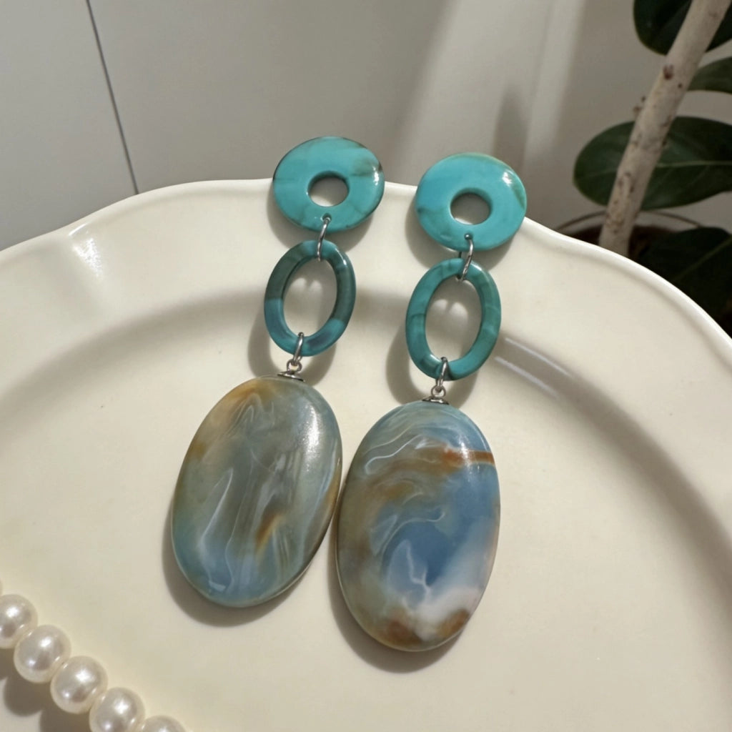 Orecchini pendenti blu testurizzati in stile vacanza al mare, lussuosi e sofisticati, di forma ovale geometrica traforata, per donna.