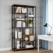 Libreria alta in stile industriale con struttura in metallo e ripiani aperti