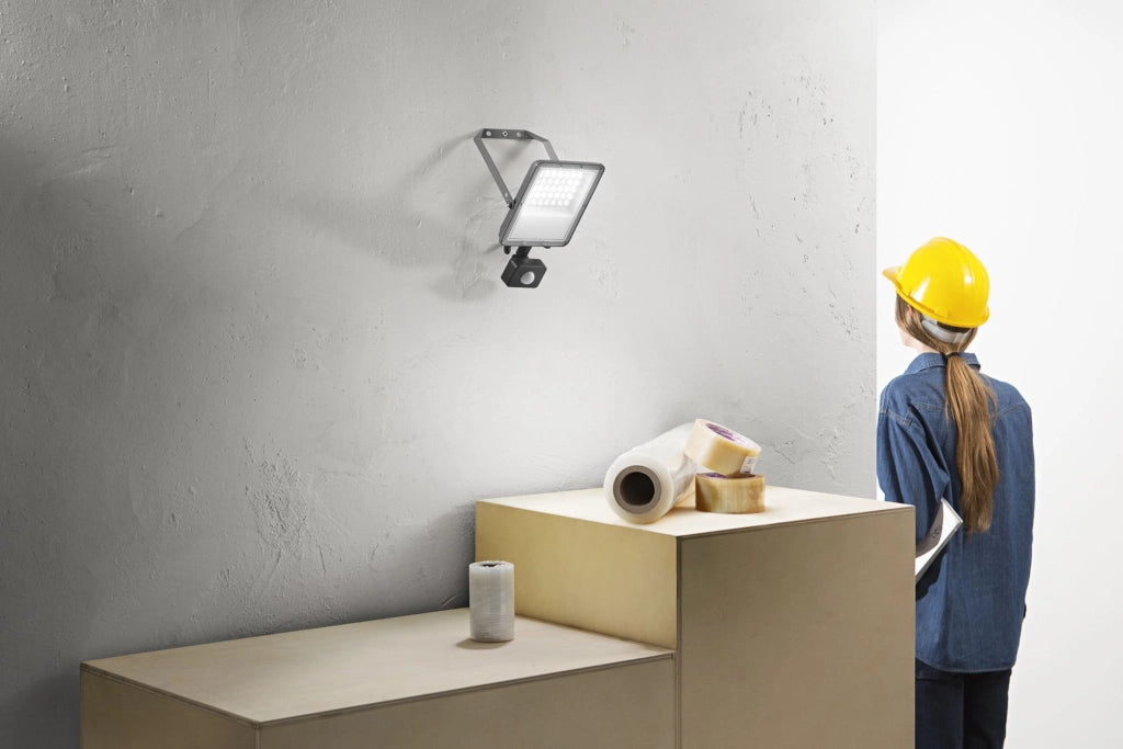 PROIETTORE LED  ESUS SILVER 10W 1000LM CCT 3000K / 4000K / 6500KIP65 111X20,3X5,3CM CON SENSORE DI MOVIMENTO REGOLABILE