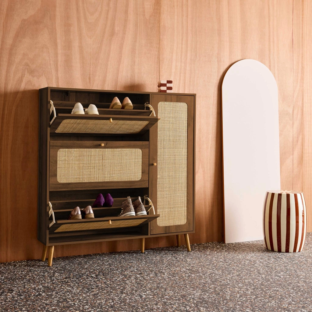 Scarpiera con decoro in legno e canna, 3 ante, noce