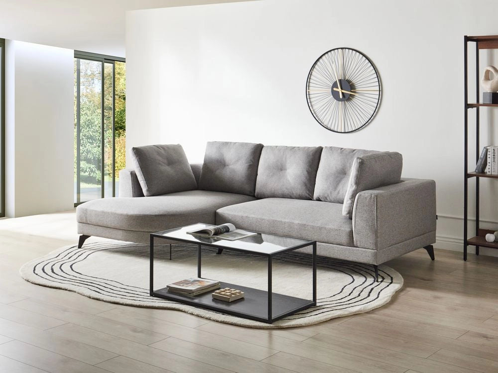 Divano angolare moderno con bracciolo destro Rivestimento in lino sintetico idrorepellente Gambe in ferro nero con cuscini grigio