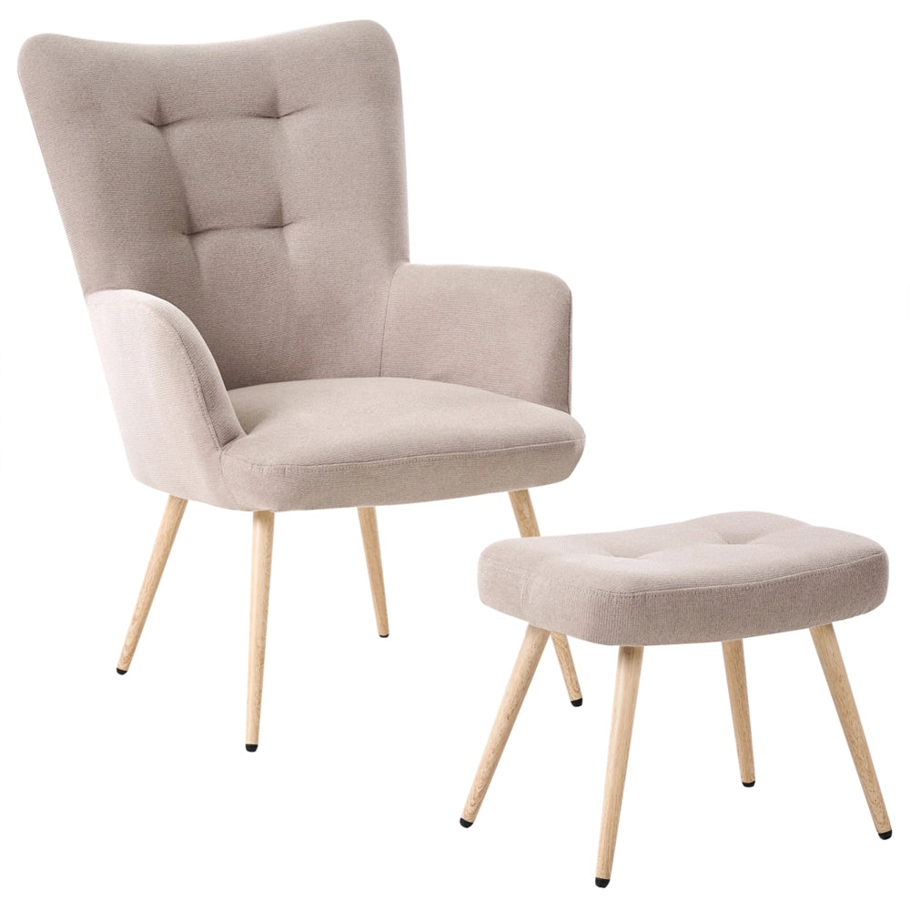 Poltrona rivestita in tessuto beige chiaro con poggiapiedi in stile retrò