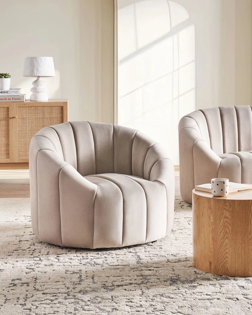 Poltrona in velluto beige morbido Design contemporaneo e retrò Seduta imbottita e schienale basso