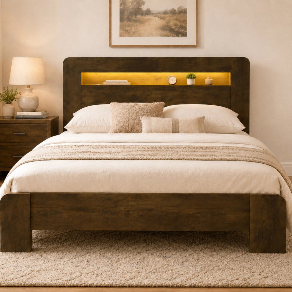 Letto 140x200 cm con testiera portaoggetti; LED e prese integrate in legno