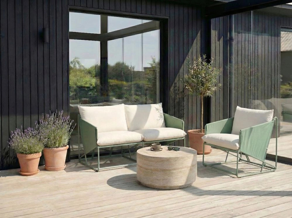 Set divano e poltrona bassi oversize in metallo con cuscini schienale e seduta Arredamento da interno ed esterno Giardino verde