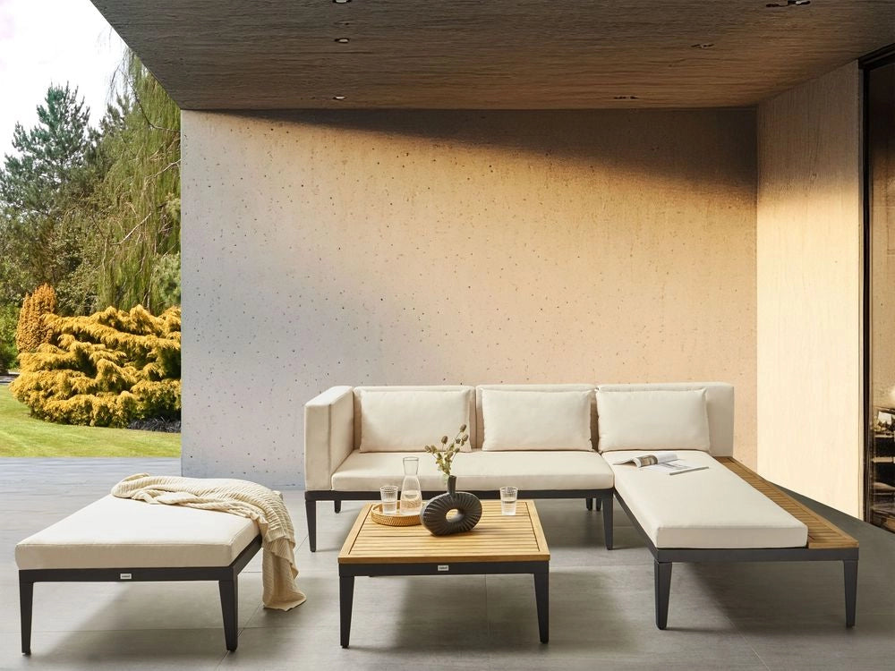 Set da giardino a 3 posti in legno di acacia certificato divano angolare con tavolino e pouf cuscini beige chiaro a sinistra