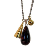 Collana vintage con pendente a goccia d'ambra e lunga catena marrone da donna.