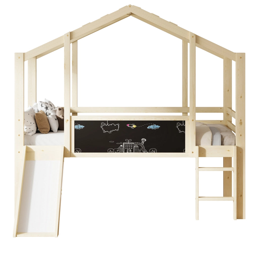 Letto a soppalco per bambini 90x200 cm in legno massiccio; stile casetta con scivolo e lavagna; naturale