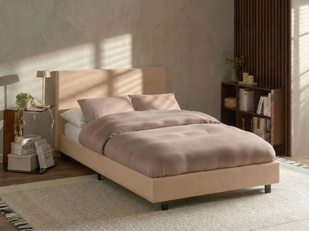 Letto con testiera piccola 120 x 200 cm in bouclé beige dal design moderno