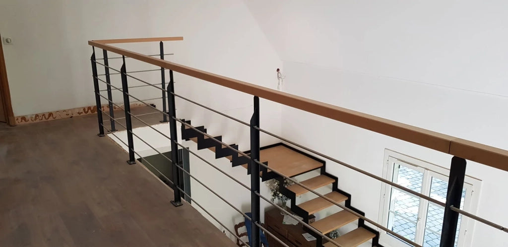 UNIVERSO - Kit ringhiera da 2 m pronto per l'installazione in acciaio nero e corrimano in faggio