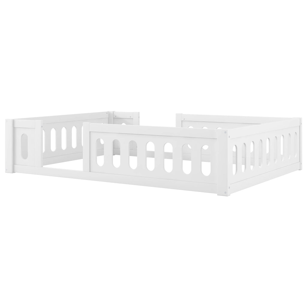 Letto a piattaforma 140 × 200 cm con recinto semichiuso in legno e MDF bianco; altezza 40 cm