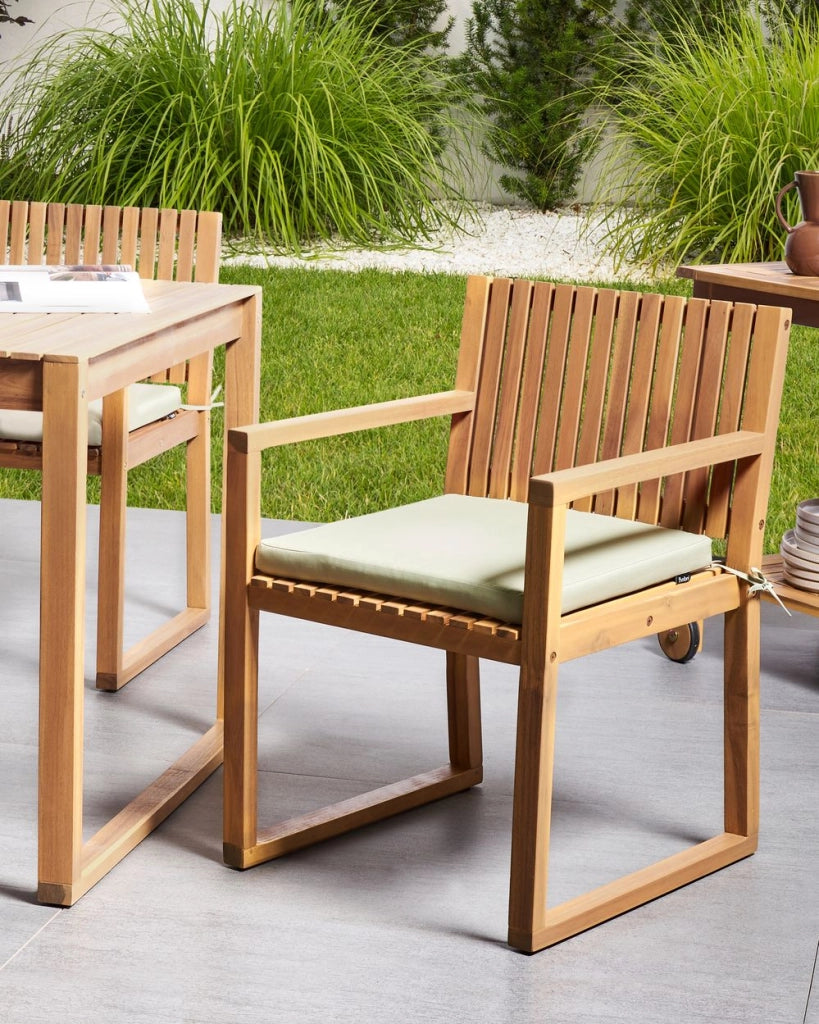 Set di 2 sedie da pranzo da giardino per esterni in legno d'acacia con cuscini verde chiaro resistente agli agenti atmosferici dal design classico