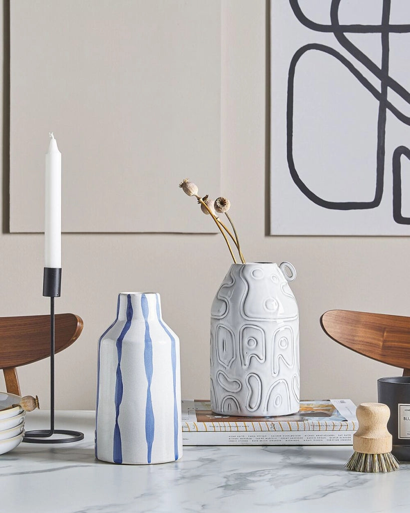 Vaso per fiori decorativo in gres porcellanato effetto craquelé bianco con strisce blu
