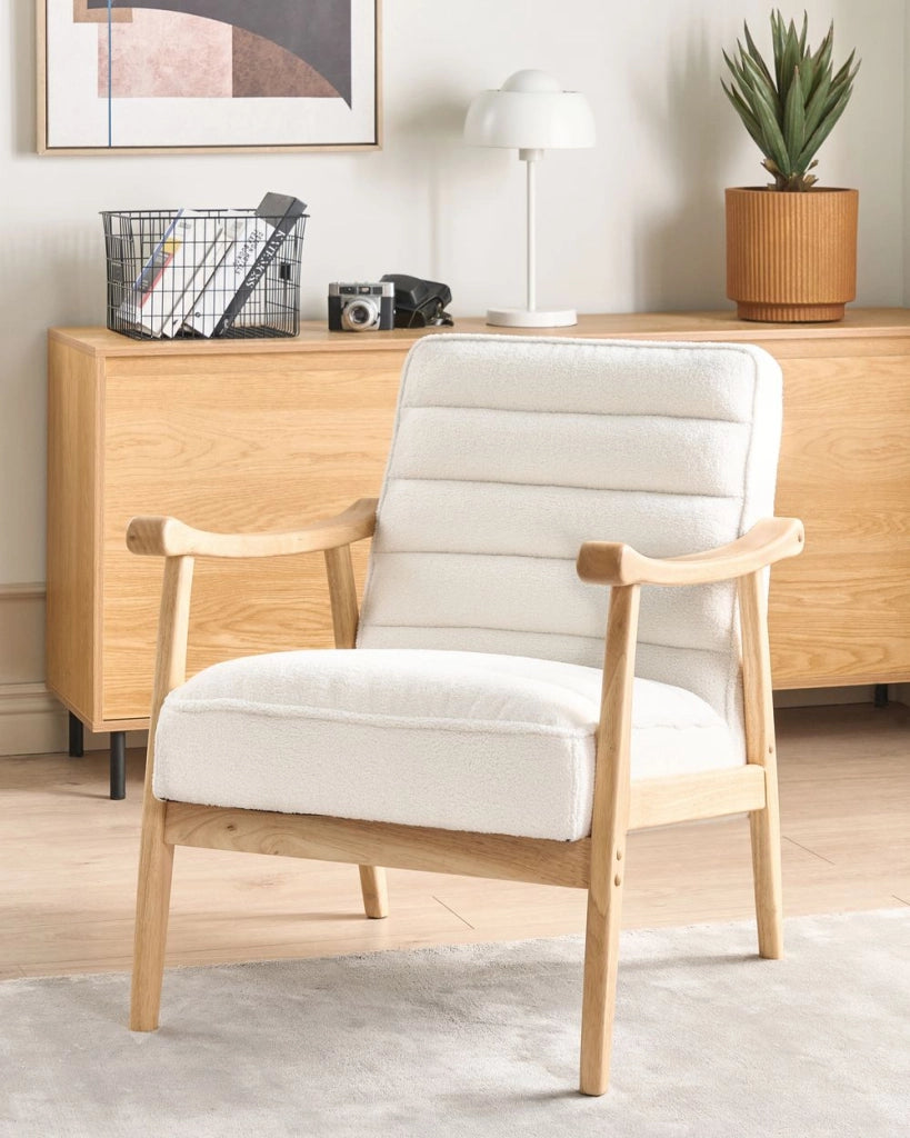 Poltrona Bianco Poliestere Boucle Tappezzeria Design Retrò Struttura in legno Braccioli Soggiorno