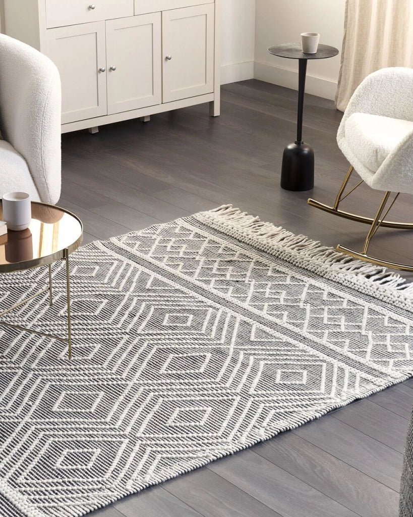 Tappeto in lana e cotone bianco e nero 160 x 230 cm, tessuto a mano a trama piatta con frange e motivo geometrico