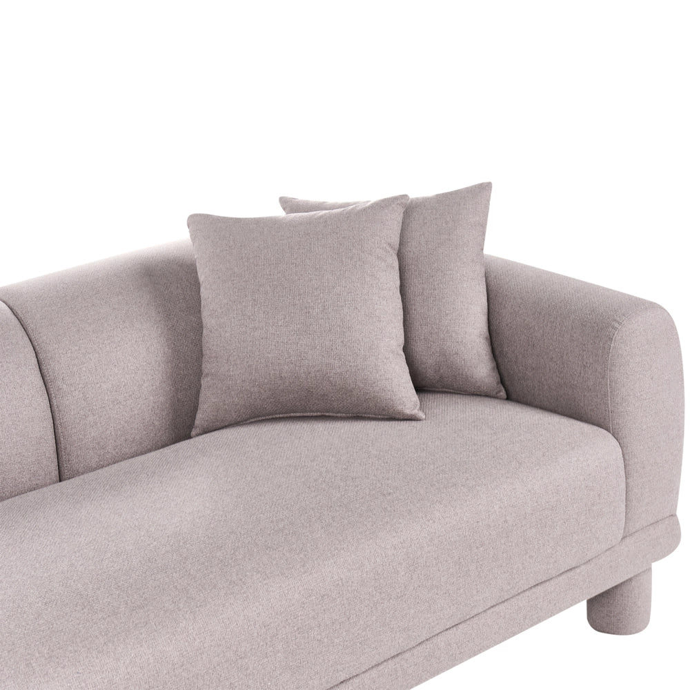 Divano a 3 posti in tessuto tortora con cuscini decorativi extra e gambe rivestite stile retrò-moderno