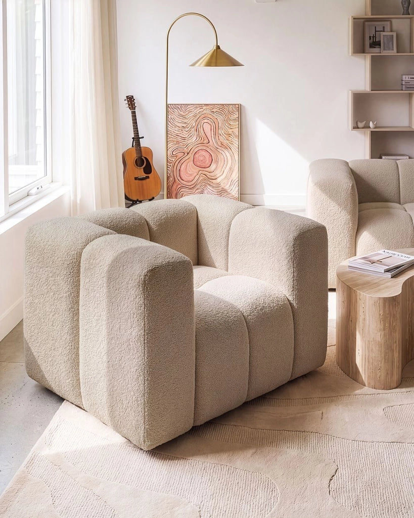 Poltrona imbottita in bouclè con braccioli stile moderno beige