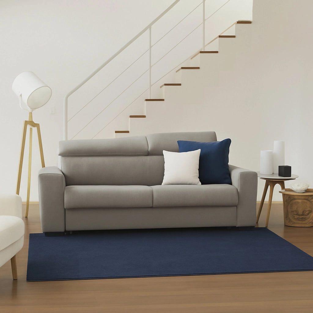 Divano fisso Nukualofa, Divano a 2 posti, Made in Italy, SofÒ  Soggiorno, in tessuto imbottito, con poggiatesta regolabili e Braccioli slim, cm 180x95h85, Tortora