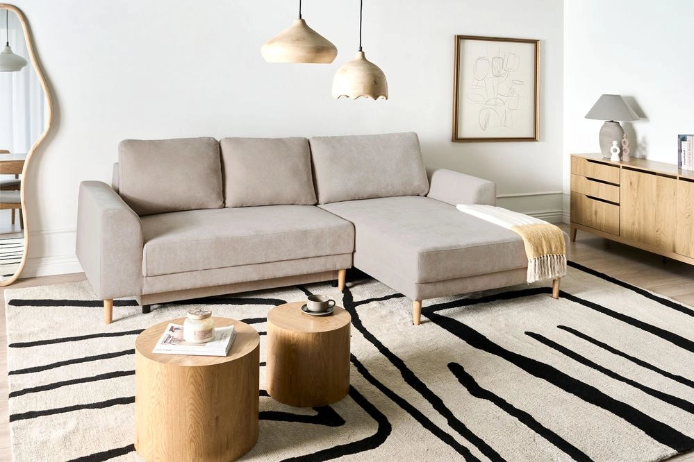 Divano letto angolare a 3 posti con braccioli contenitori rivestito in ciniglia beige chiaro lato sinistro stile moderno
