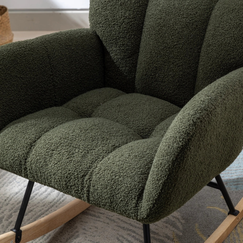Sedia a dondolo in tessuto teddy con design ergonomico, braccioli e base in legno massello verde scuro