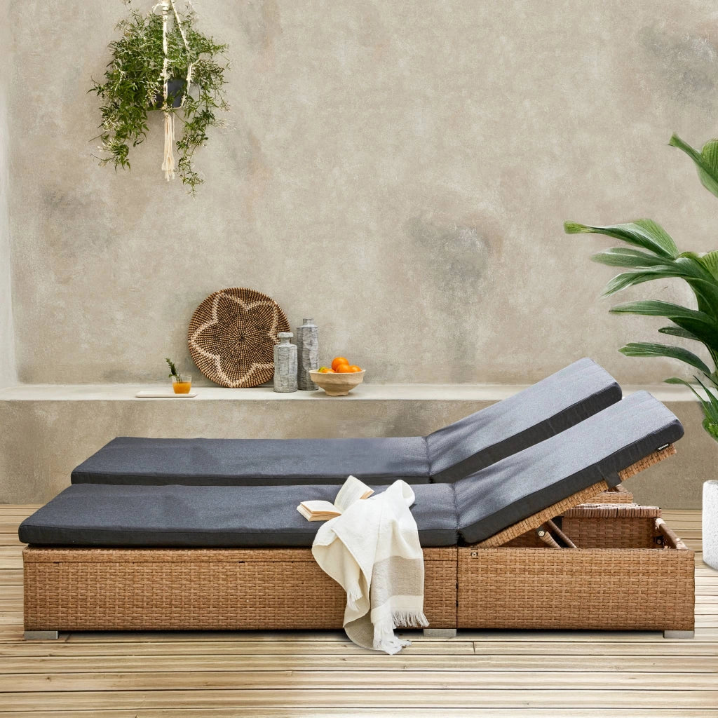 Set 2 lettini prendisole in resina intrecciata di poliestere, grigio