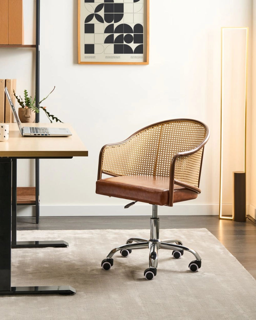 Sedia da ufficio in similpelle marrone con schienale in rattan PE girevole, altezza regolabile, con braccioli, per casa, ufficio, studio, tradizionale