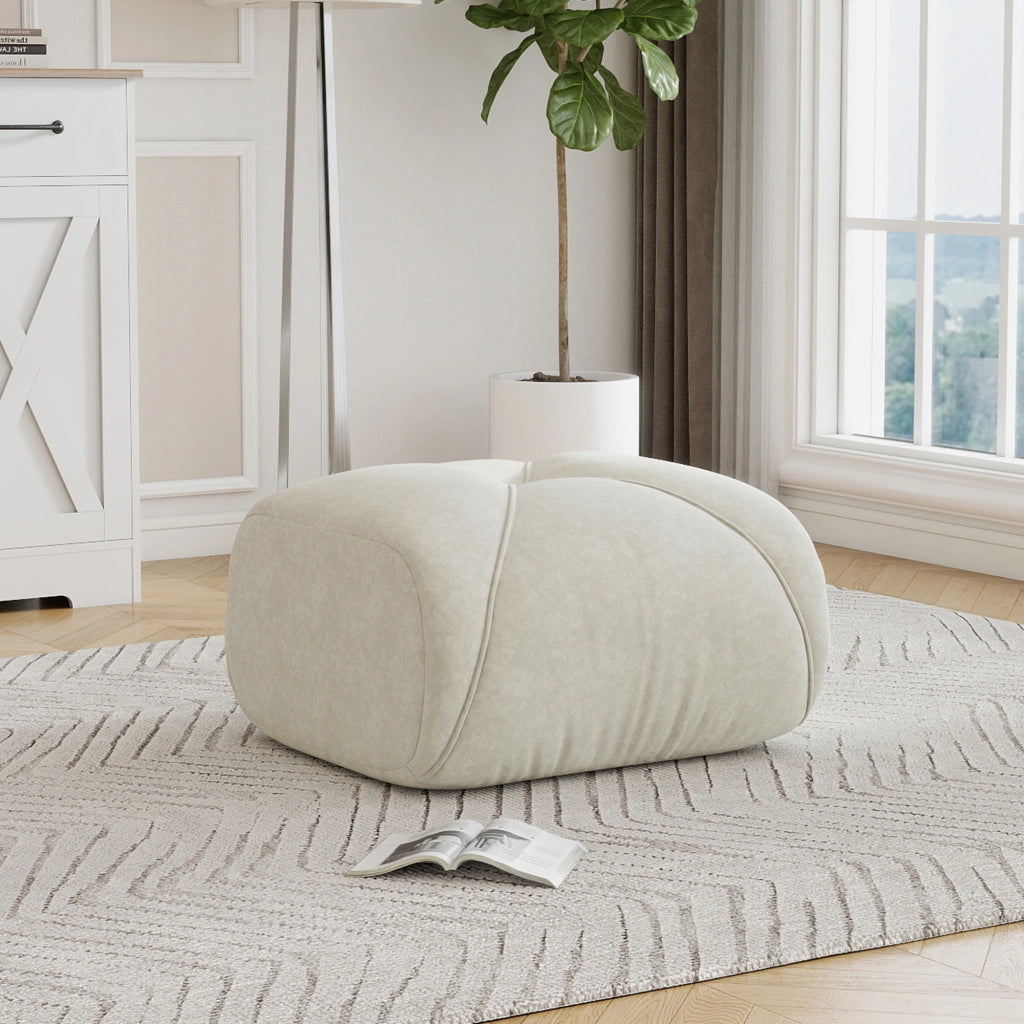 POUF in ciniglia beige chiaro, struttura morbida e forme arrotondate