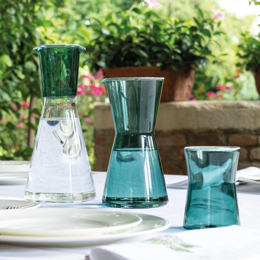 Zafferano Caraffa collezione Classy in vetro borosilicato soffiato a bocca color Verde Lago, design ergonomico e geometrico, manifattura artigianale
