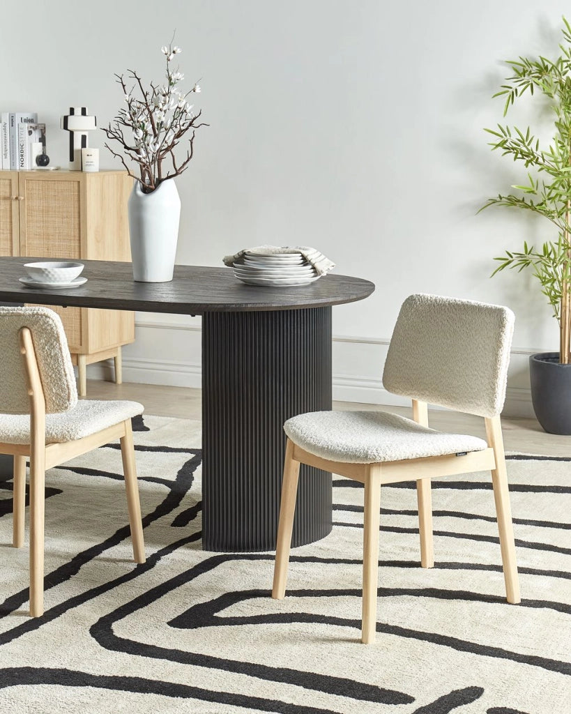 Set di 2 sedie da pranzo marrone chiaro e bianco sporco con struttura in legno di gomma e seduta bouclé, design retrò senza braccioli