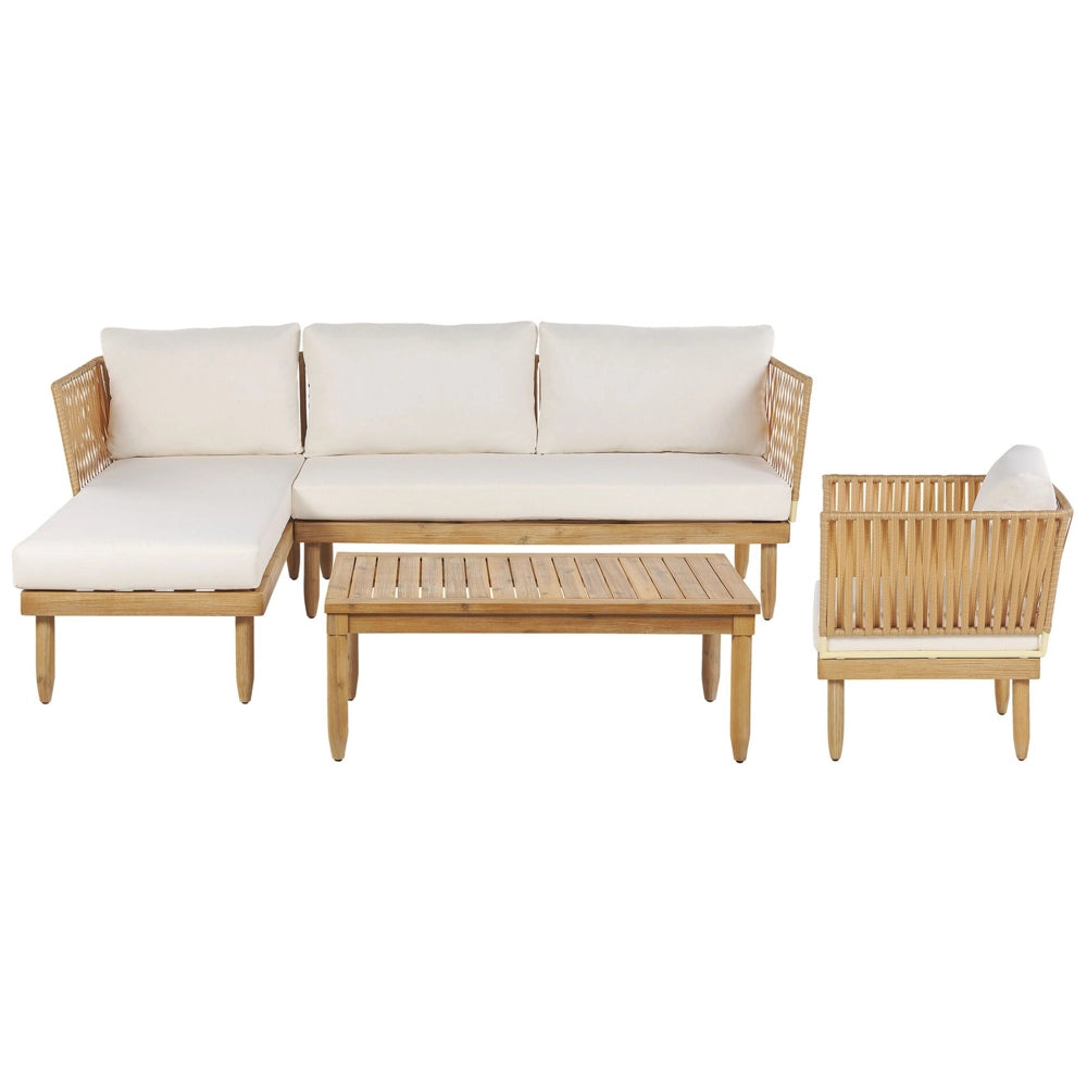 Salotto da esterno in legno di acacia con cuscini bianco sporco e tavolino da caffè con poltrona in finto rattan
