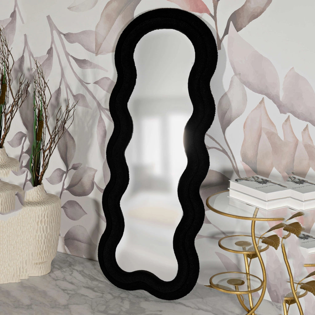 Marylin, Specchio Cornice Ondulata Tessuto Teddy, 60x160h cm Nero