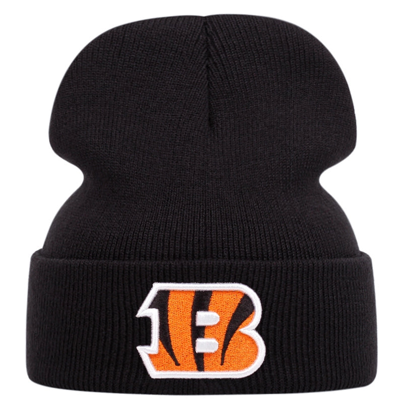 Cappelli neri con lettera B ricamata