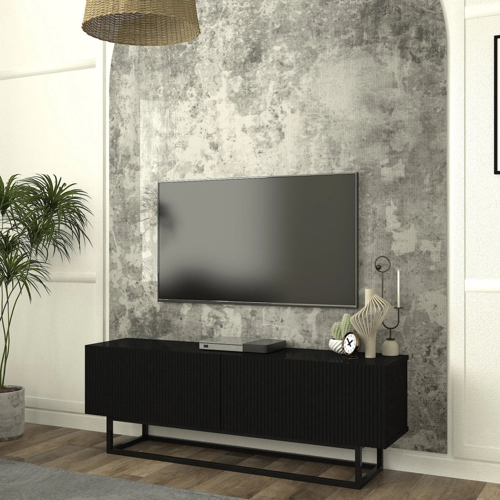 Mobile Porta TV Verpsboga a 2 Ante Decorative e Telaio in Metallo 135x32x47 cm - Nero [en.casa]