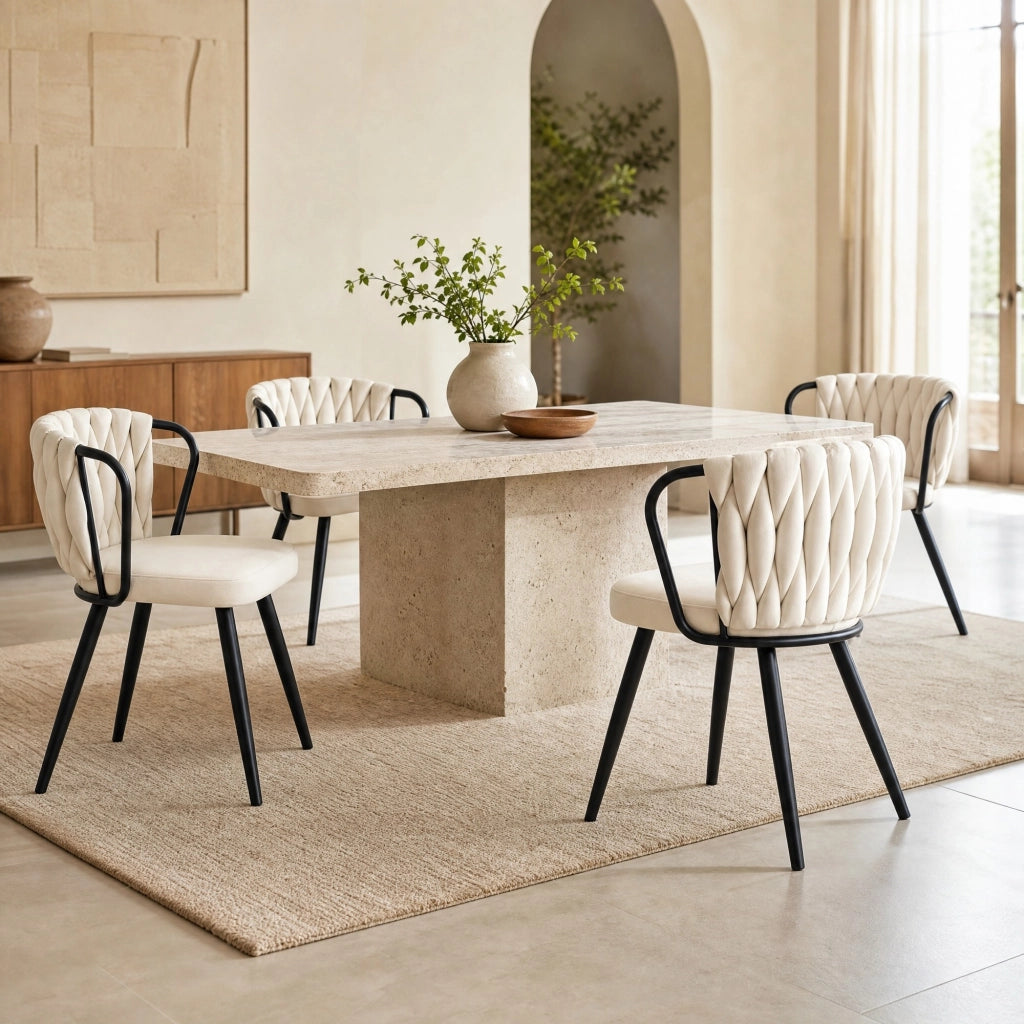 Sedia da pranzo ULEVR beige con schienale intrecciato, braccioli e gambe in metallo nero, portata 120 kg